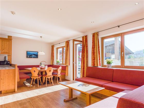 Apartment 1, Essbereich und Sofa