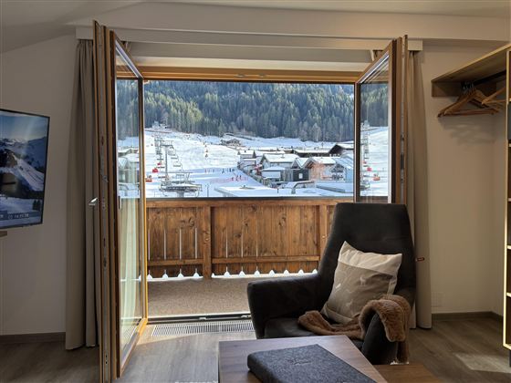Wohnraum mit großem Balkon. Aussicht auf die Skiwiese von Westendorf.