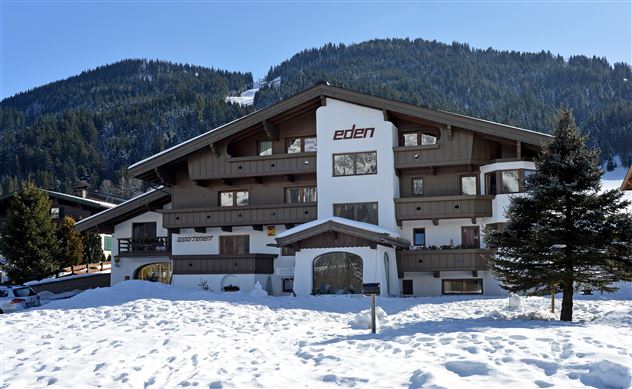Ein schönes Gebäude im alpinen Stil, umgeben von Schnee und Bergen. Der Name "eden" ist gut sichtbar an der Fassade.