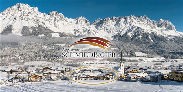 Eine malerische Winterlandschaft mit schneebedeckten Bergen und einem kleinen Dorf. Im Vordergrund ist das Appartement Schmiedbauer abgebildet.