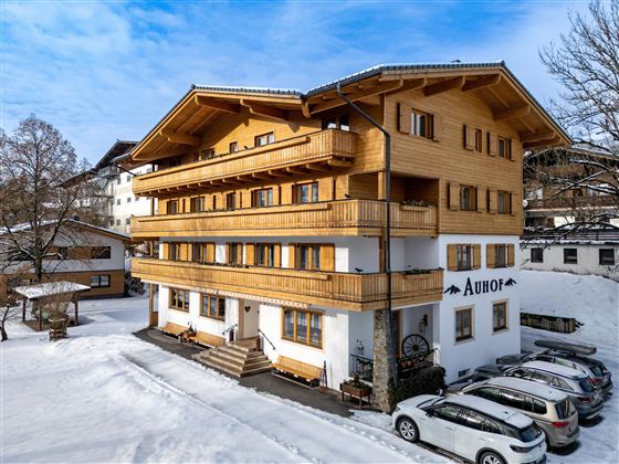 Ein gemütliches Chalet im winterlichen Schnee. Die Holzfassade verleiht dem Gebäude einen traditionellen Charme.