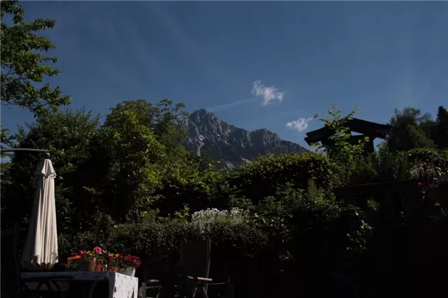 Ausblick auf den Wilden Kaiser vom Garten