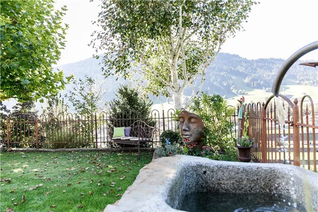 Ausblick Garten mit Brunnen Appartement Murmele