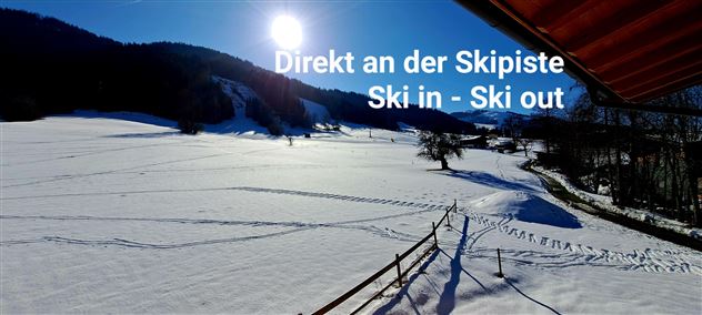 Eine verschneite Landschaft mit einer sonnigen Skipiste im Hintergrund. Perfekt für Skifahrer, die direkt ins Abenteuer starten möchten.