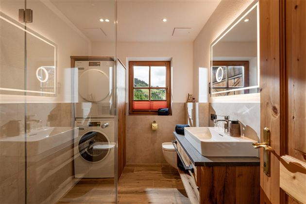 Neurenoviertes Badezimmer (1 von 3) mit Dusche/WC, Handtuchtrockner, Kosmetikspiegel, Waschmaschine, Trockner, Föhn,...