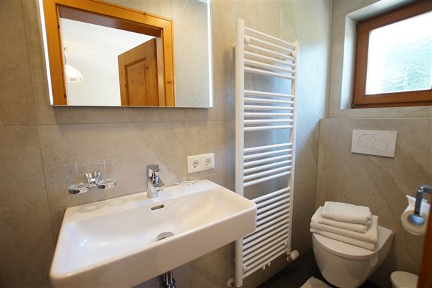 Additional bathroom of Room 3 of the Ellmauer Tor Apartments Image No. 1.