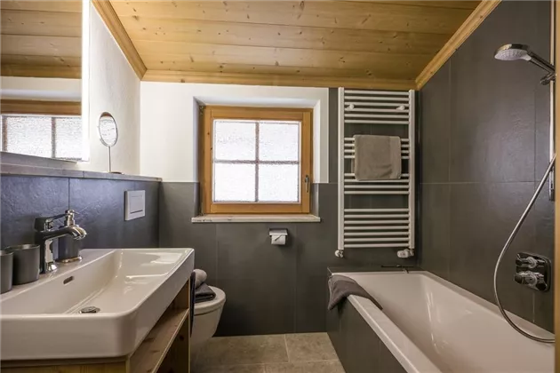 Badezimmer 1 mit Badewanne Koasa Chalet