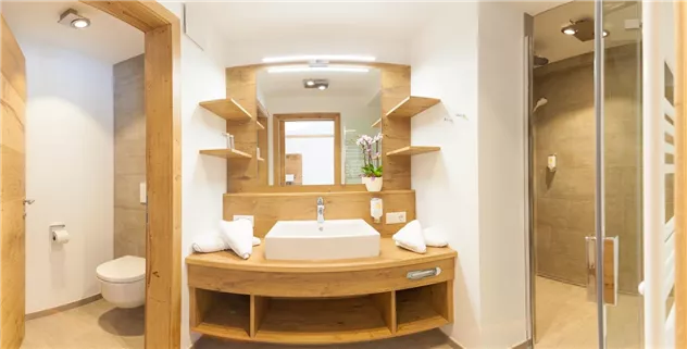 Badezimmer der großen Hof-Suite