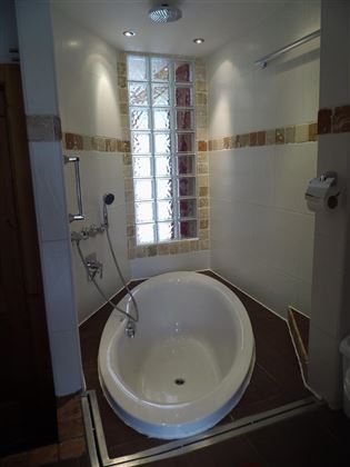 Badezimmer mit Badewanne und Dusche