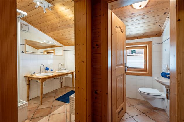 Badezimmer mit separatem WC im OG