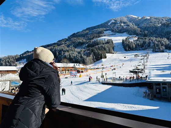 Balkon mit Aussicht auf die Skiwiese.