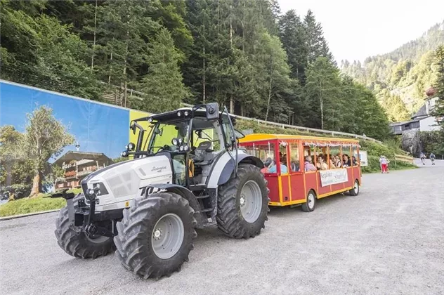 Bergdoktor Traktorfahrt Gruberhof_Soell_Foto Marti