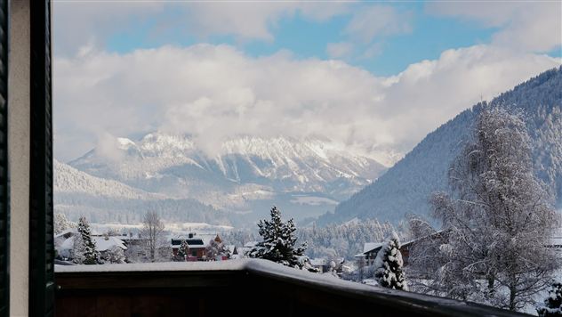 Eine verschneite Landschaft - im Hintergrund der "Wilde Kaiser".