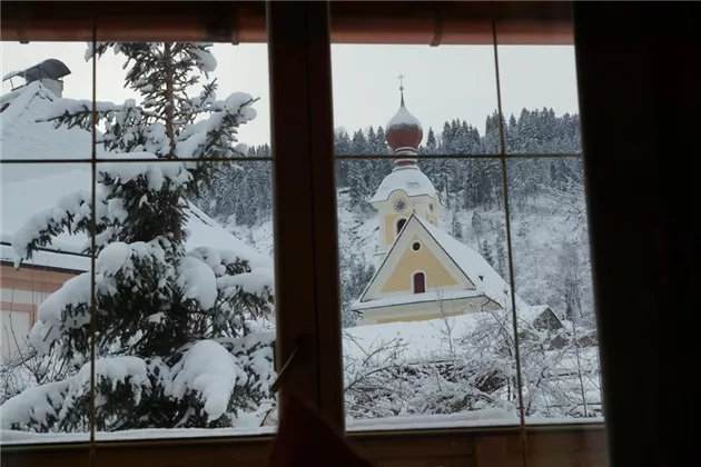 Blick zur Kirche im Winter