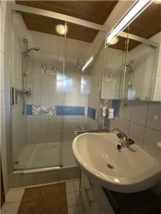 Brause samt WC für Zimmer 1