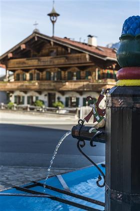 Brunnen mit Hintergrund Postbauer