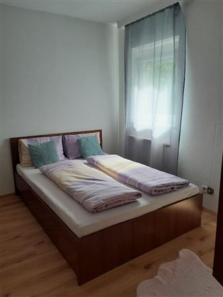 Gemütliches Schlafzimmer mit einem komfortablen Doppelbett, einem geräumigen Kleiderschrank und viel Stauraum für Ihre persönlichen Gegenstände. Die helle und einladende Atmosphäre sorgt für einen entspannten und angenehmen Aufenthalt.