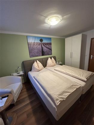 Een gezellige kamer voor twee personen met een modern, helder ontwerp.