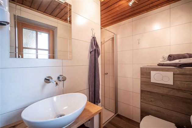 Dreibettzimmer mit Dusche und WC