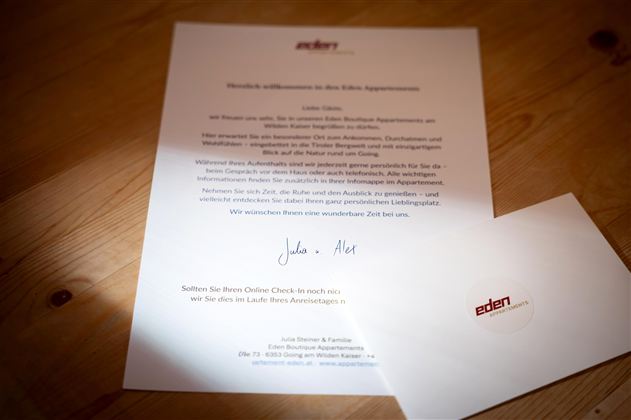 Ein Brief und ein Umschlag, beide mit dem Logo "eden". Der Text ist freundlich und informell, gerichtet an eine Person.