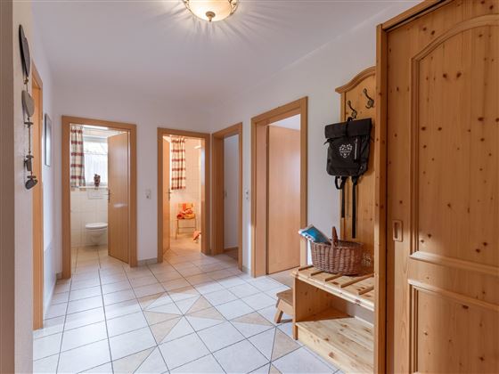 Eingangsbereich mit Garderobe im Appartement