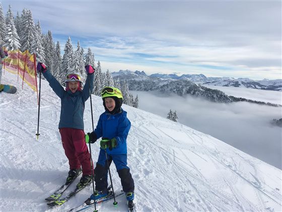 Elan und Max skifahren