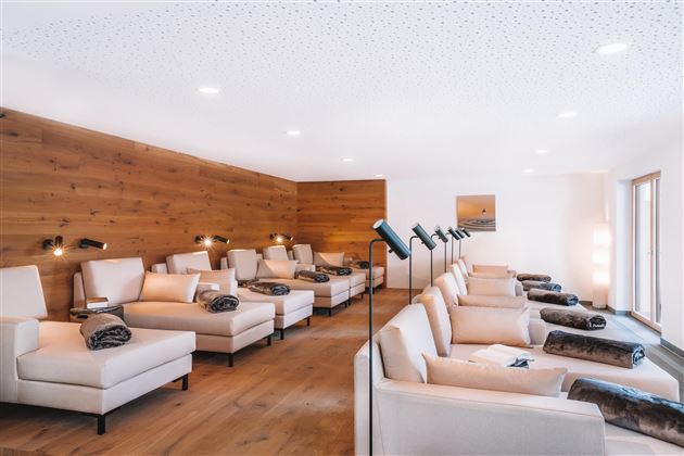 Een rustige ontspanningsruimte met comfortabele ligstoelen en warmhouten decor. De gezellige sfeer nodigt uit tot relaxen.