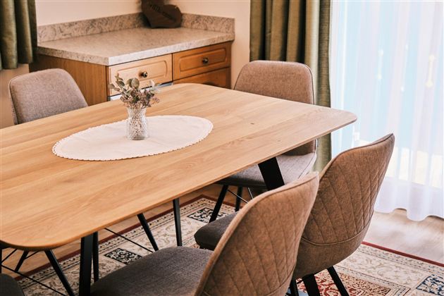 Et moderne spisebord af træ med komfortable stole.