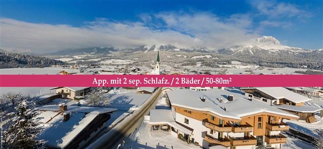 Een schilderachtig winterlandschap met besneeuwde bergen en een rustig dorp. De afbeeldingsbeschrijving toont een appartement met twee slaapkamers en twee badkamers.