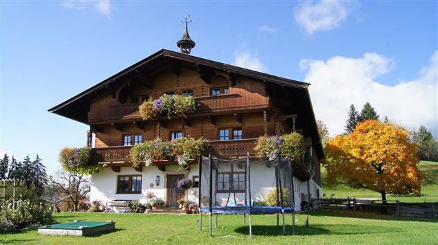 Frontansicht vom Hirschbühelhof im Sommer