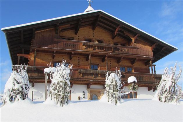 Frontansicht vom Hof im Winter