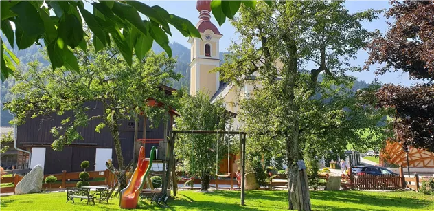 Garten mit Blick zur Kirche