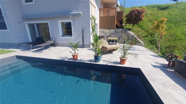 Gemütliche Terrasse mit Feuerschale und Grill
