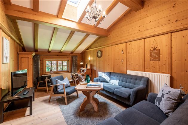 Großes Wohnzimmer im OG mit TV
