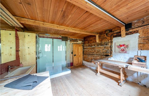 Großmutters Haus - Badezimmer mit Dusche und Werkb