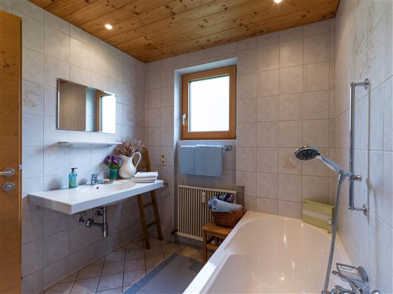 Hahnenkamm-Wohnung-Bad-eigene-Dusche-und-Badewanne