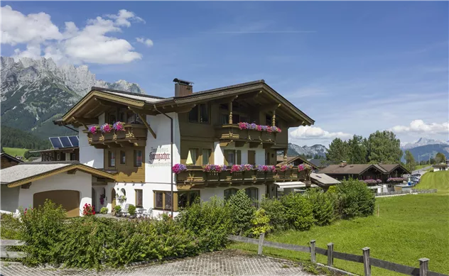 Haus Aussenansicht Sommer