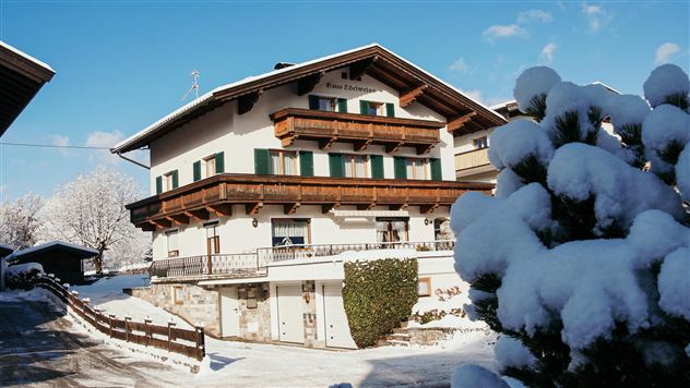 Unser Ferienhaus im Winter mit Schnee bedeckt.