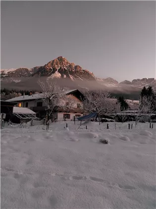 Hausansicht mit dem Wilden Kaiser im Hintergrund