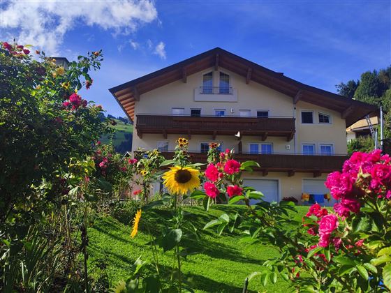 Hausansicht_Sommer_Appartement-Christine-Brixen-im