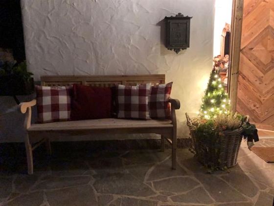 Haustür mit Weihnachtsbeleuchtung