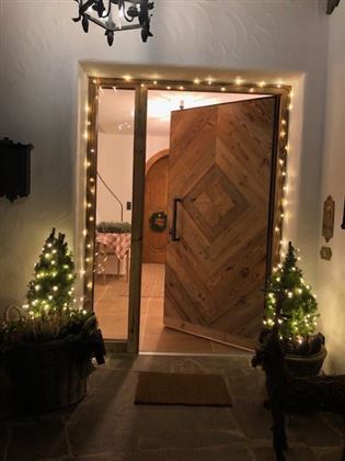 Haustür mit Weihnachtsbeleuchtung (2)