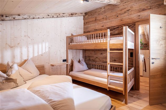 Familienzimmer mit einem Doppelbett und einem Stockbett für 2-4 Personen