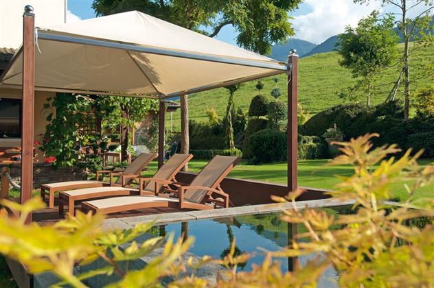 Hotel Mödlinger Garten mit Liegestühlen