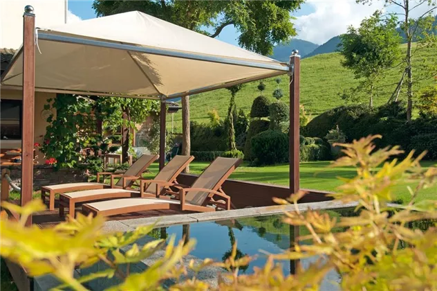 Hotel Mödlinger Garten mit Liegestühlen