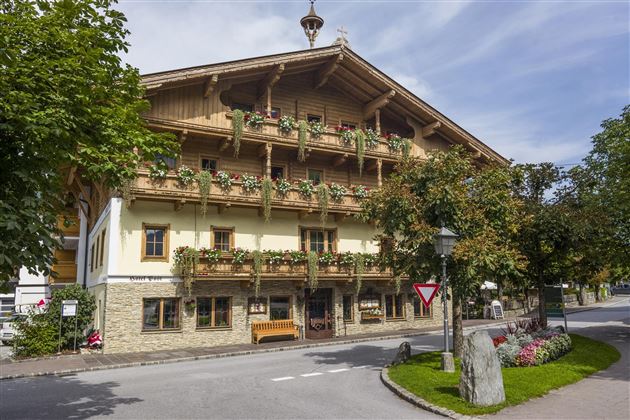 Hotel_Post_Dorfplatz_11_Westendorf_Haus_Sommer kle