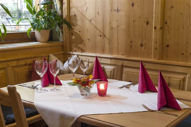 Hotel_Post_Dorfplatz_11_Westendorf_Stube_Tischdeck