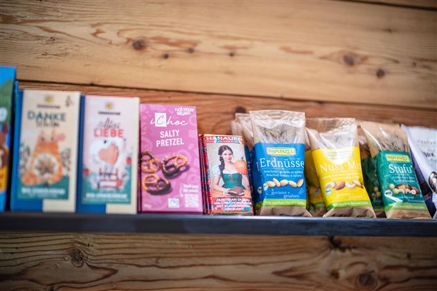 Een rek met verschillende verpakkingen snacks en zoetigheden. De verpakkingen zijn kleurrijk en aansprekend ontworpen.