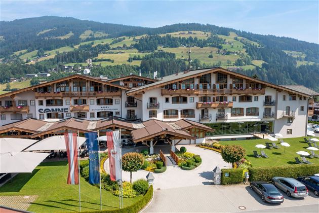 Hotel Sonne im Sommer - Außenansicht mit Eingang