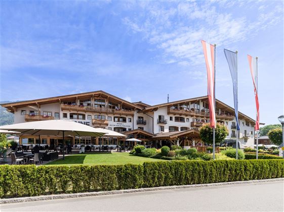 Hotel Sonne im Sommer - Außenansicht mit Terrasse